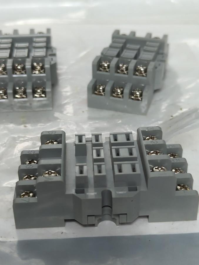 Used UNBRANDED,84913,RELAY SOCKET 10A 300V LOT OF 5 PRE-OWNED