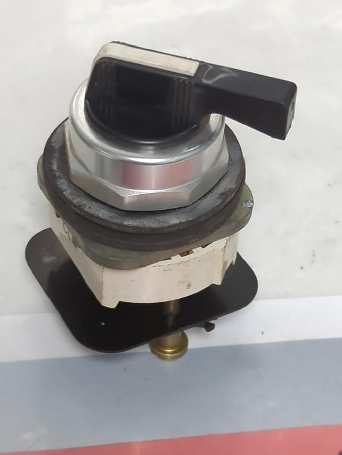 Used ALLEN BRADLEY,800T-J17KU7,SELECTOR SWITCH OPERATOR ONLY SERIES T PRE-OWNED