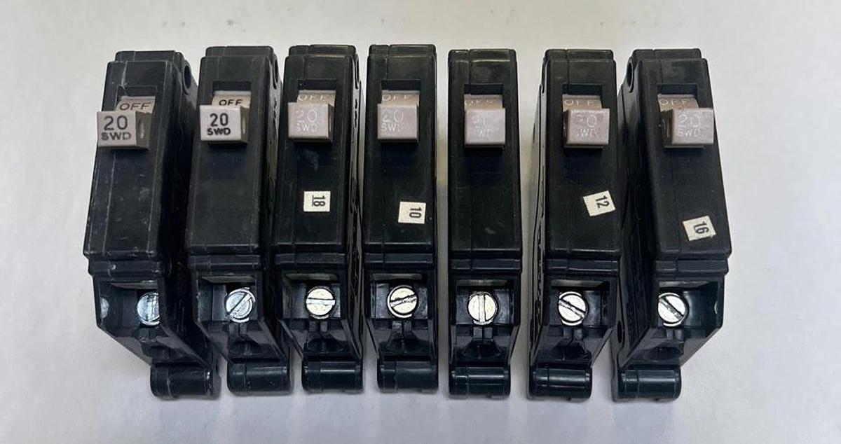 Used CUTLER-HAMMER,CH120,CIRCUIT BREAKER 20A 120/240V 1P LOT OF 7