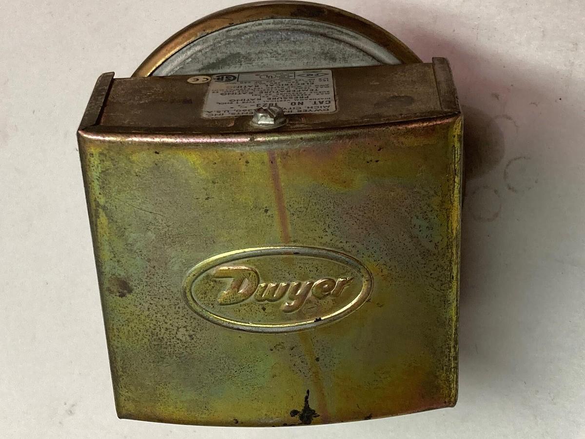 Used Dwyer,1823,Pressure Switch