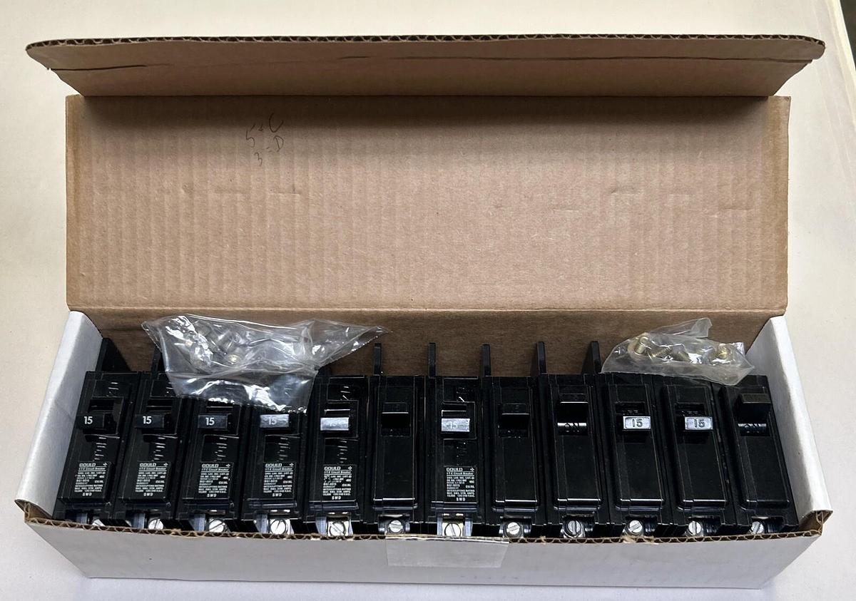 GOULD ITE,BQ1-B015,CIRCUIT BREAKER 15A 120/240V 1P LOT OF 12 NOS