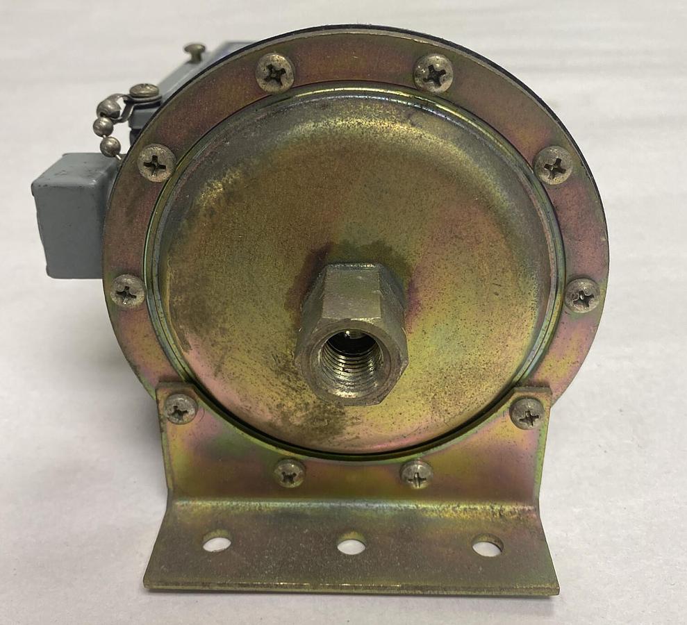 Square D,9012GAW-21,Ser C Pressure Switch NOS