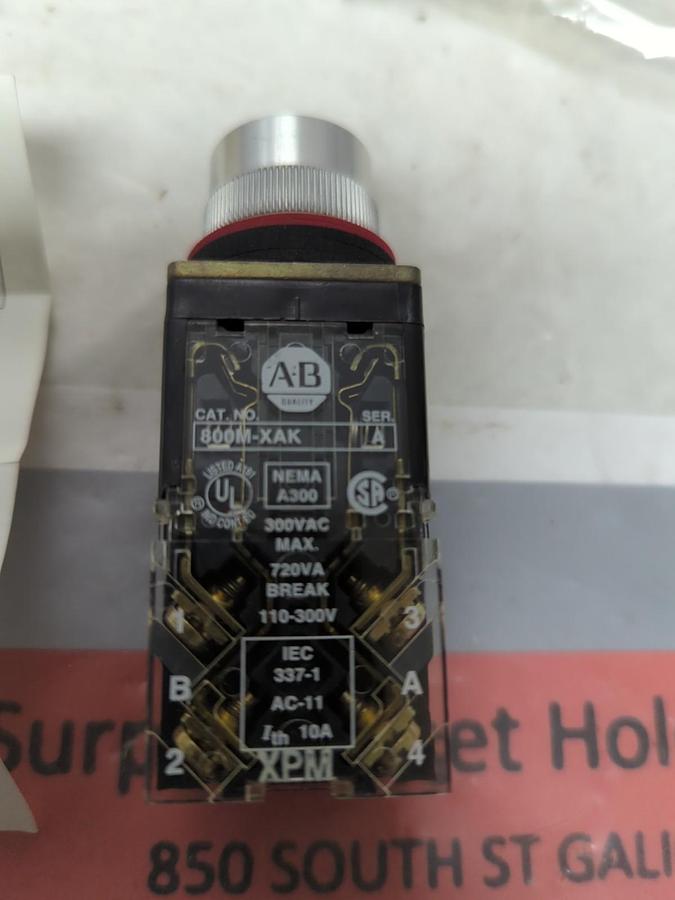 ALLEN BRADLEY,800MR-A2BK,SMALL ROUND FLUSH HEAD PUSHBUTTON BLACK SERIES C NOS