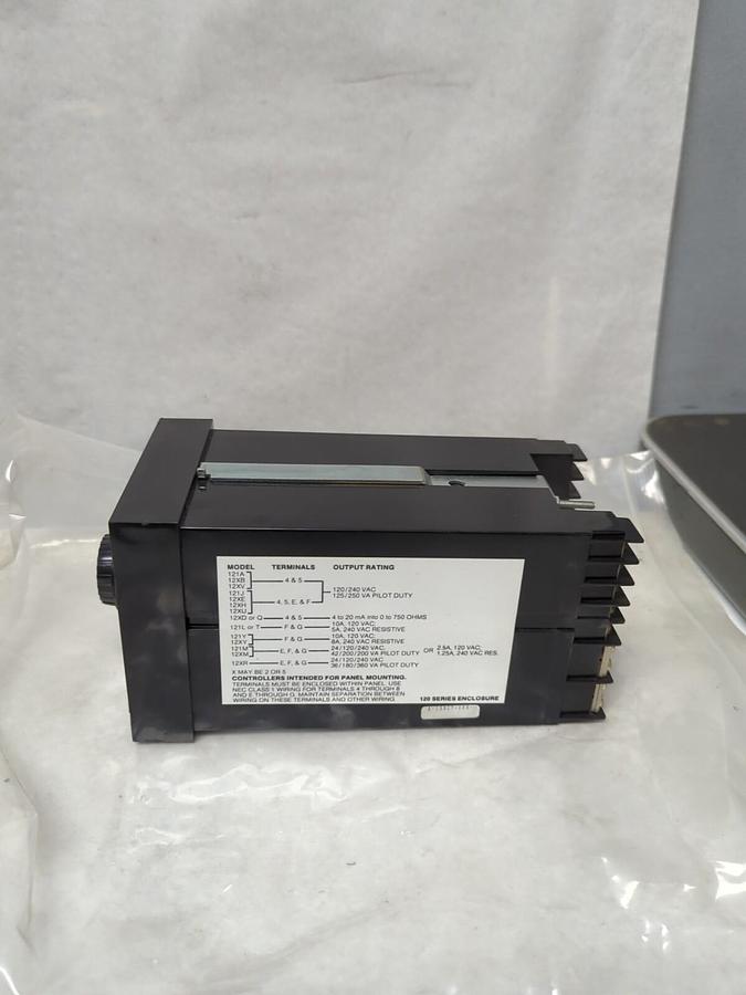 Used BARBER COLMAN,A-13927-100,TEMPERATURE CONTROLLER 0-30° F X 100 ER 120 ENCLOSURE