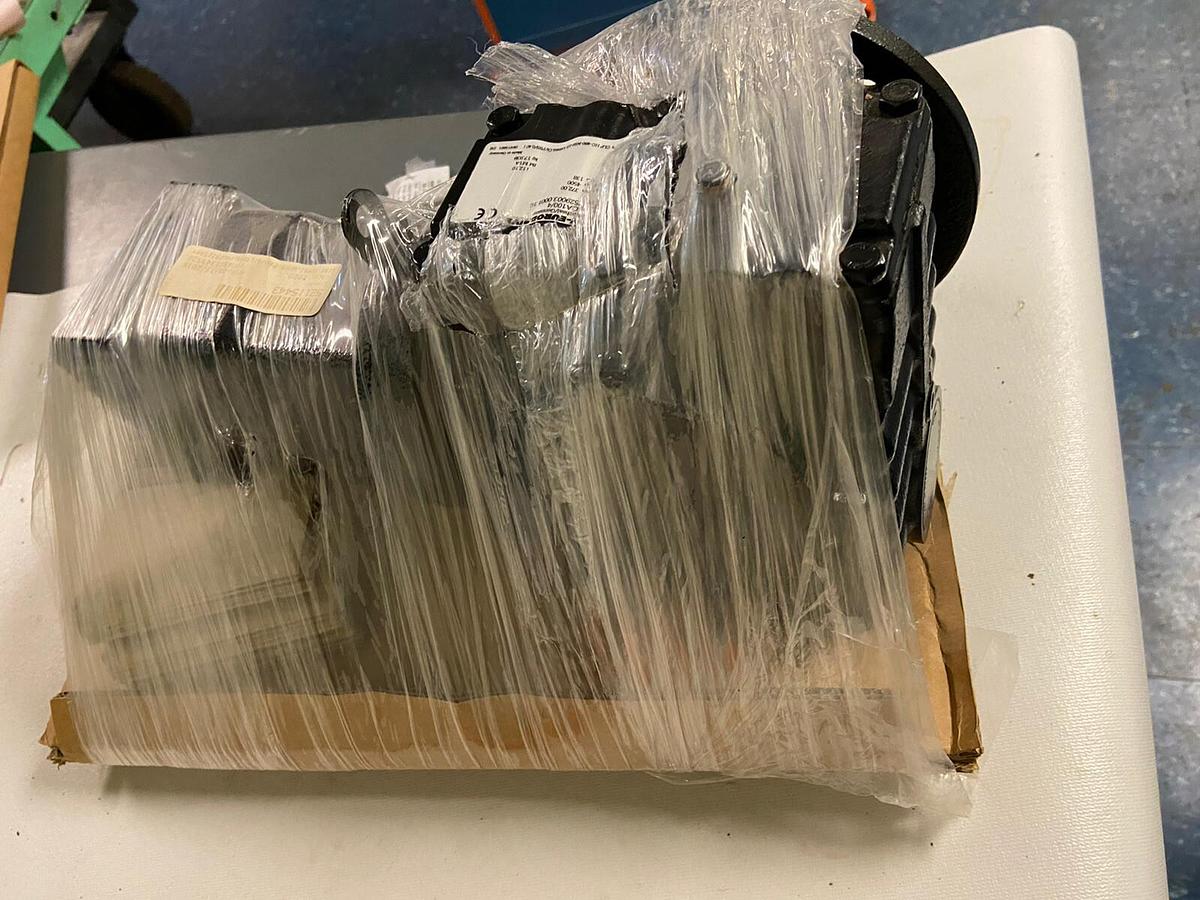 SEW Eurodrive,SF47-AQA100/4,Gear Reducer 4500/372RPM Ratio 12.1