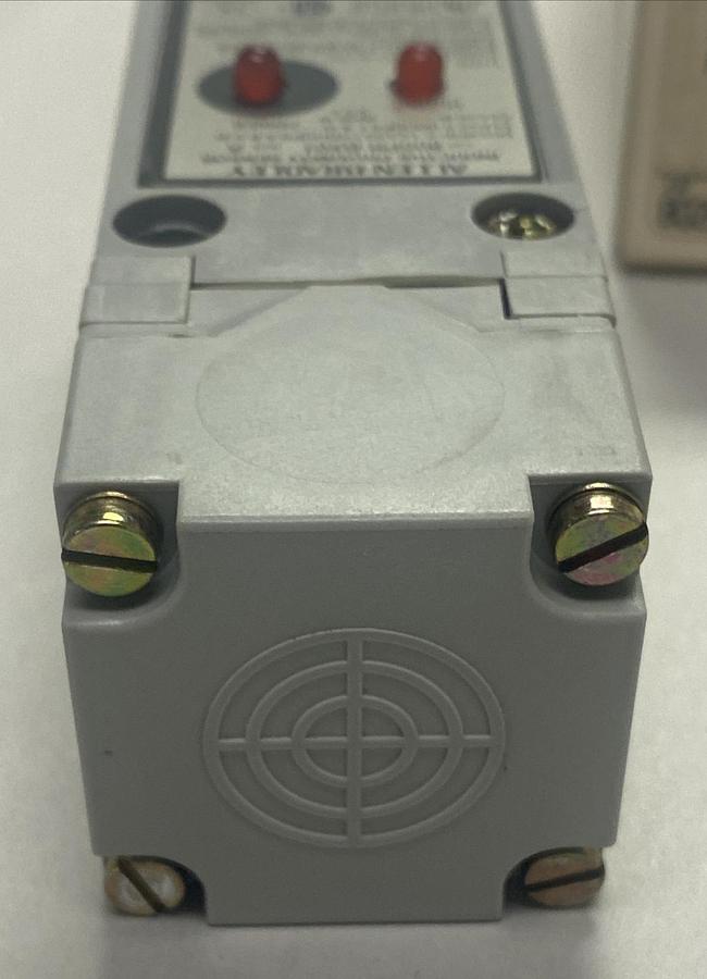 Used ALLEN BRADLEY,802PR-BX01,SER A SELF CONTAINED PROXIMITY SWITCH NEW