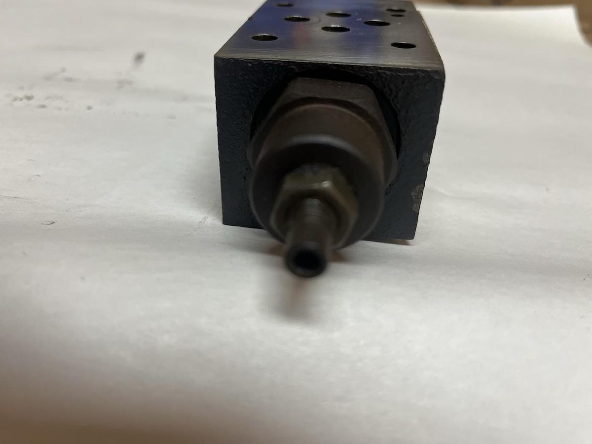 Used VICKERS,DGMF-N-3-Y-A2W-B2W-41,FLOW CONTROL VALVE