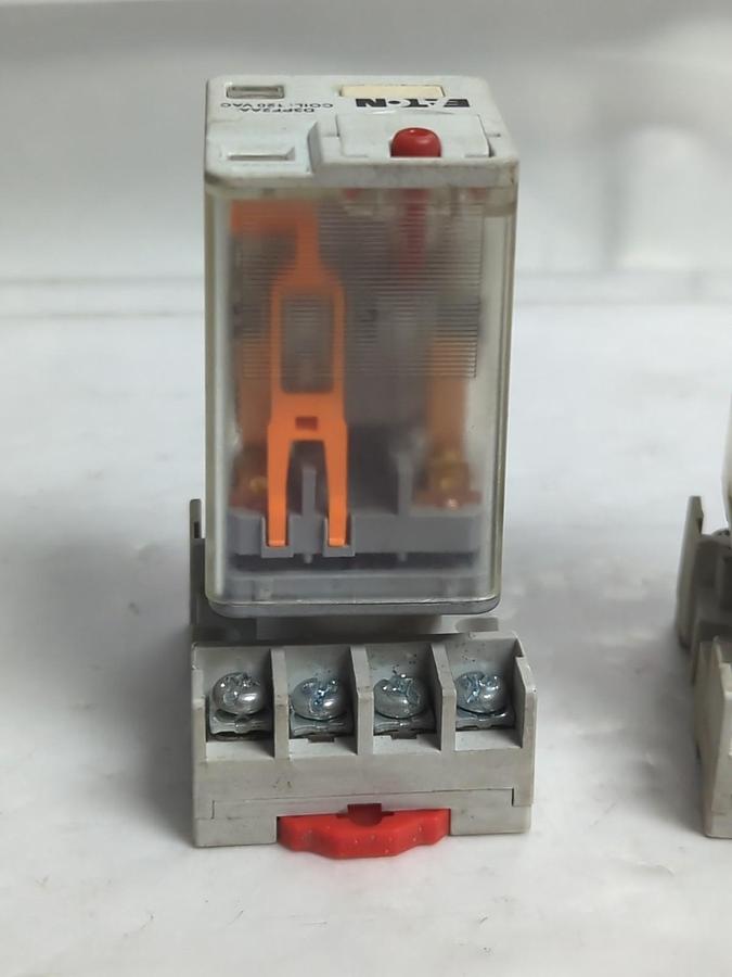 EATON,D3PF2AA,RELAY W/ D3PA2 SER A2 SOCKET 10A-300V 15A/300V 10A/600V LOT OF 2