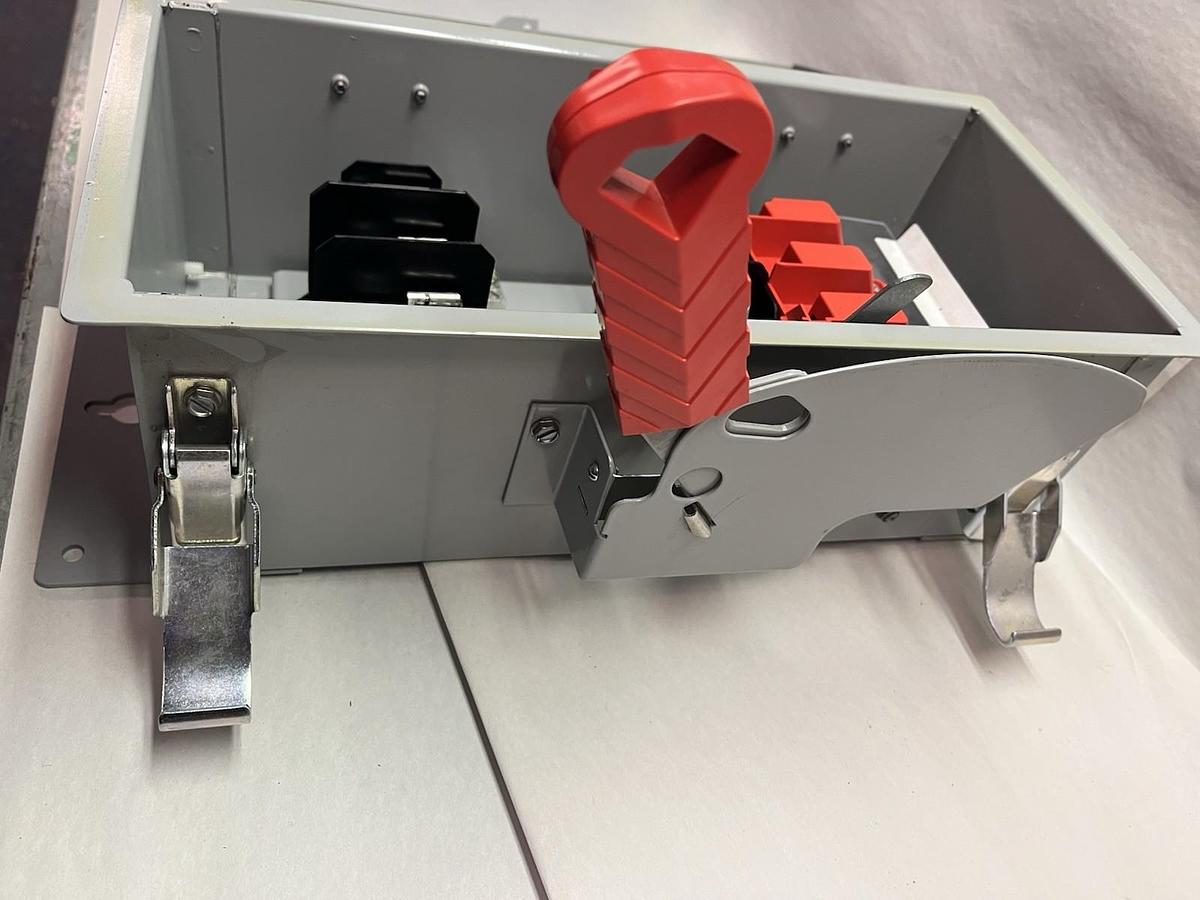 SIEMENS,HF361J,HD DUST TITE FUSED SAFETY SWITCH DISCONNECT 30A 600Vac 250Vdc