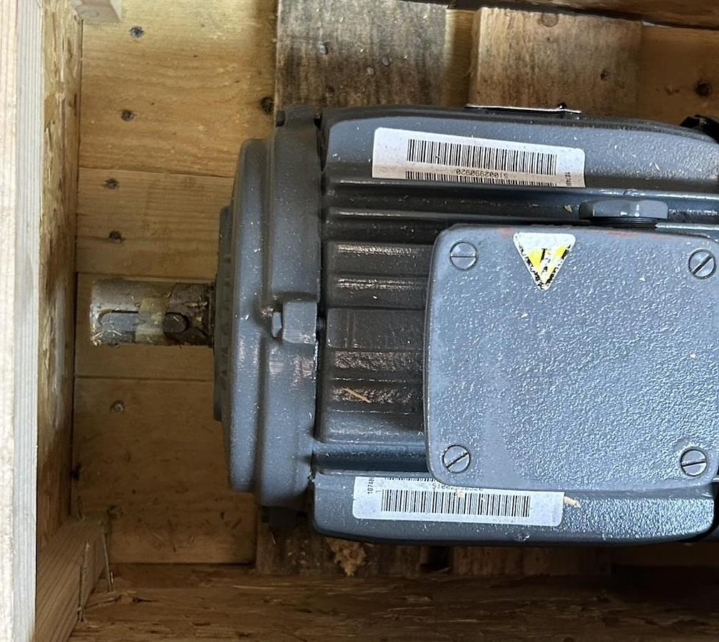 WEG,1080416741,MOTOR 5HP 575V 3480RPM 3PH 100L FRAME