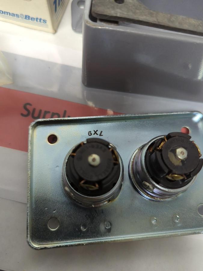 THOMAS & BETTS,8773,RECEPTACLE 20A 250VAC 2W3P NOS