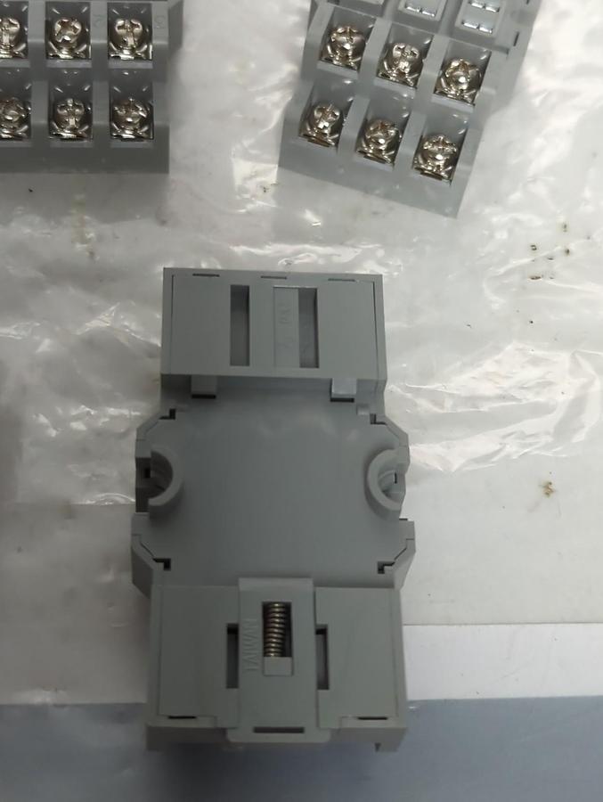 Used UNBRANDED,84913,RELAY SOCKET 10A 300V LOT OF 5 PRE-OWNED