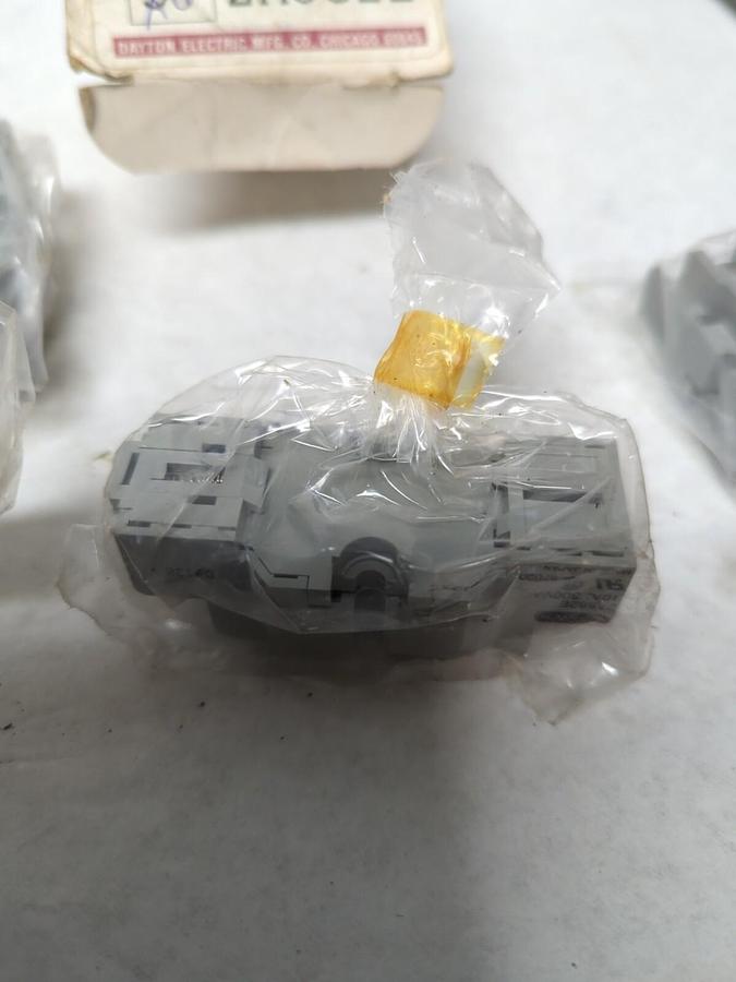 DAYTON,2A582E,SQUARE SOCKET SCEW TERMINAL 8-PIN LOT OF 6 NOS