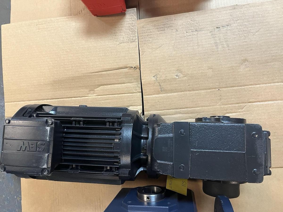 SEW EURODRIVE,KH47-DRN100L4,GEARMOTOR 13.65:1 2.2kW 1765RPM