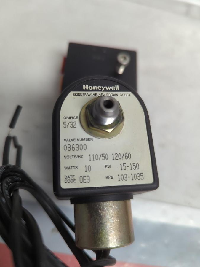 Used HONEYWELL,086300,SOLENOID VALVE WITH 7C11P313SHF3 PRE-OWNED