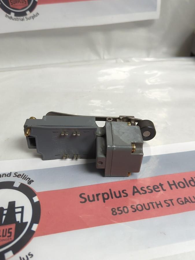 Used EATON,E50SA,LIMIT SWITCH BODY WITH E50DL1 OPERATING HEAD PRE-OWNED