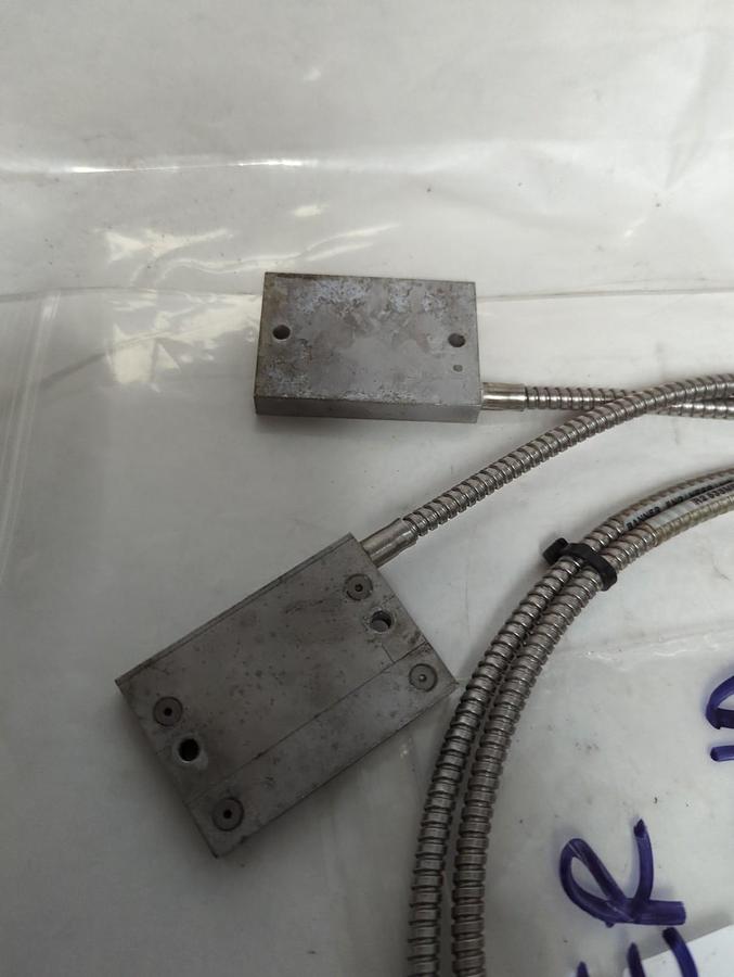 Used BANNER,D12DAB6FVQ,SENSOR WITH DOUBLE FIBER OPTIC CABLE ASSEMBLY PRE-OWNED