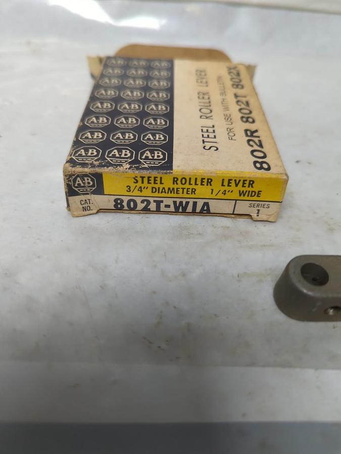 ALLEN BRADLEY,802T-W1A,STEEL ROLLER LEVER 3/4 IN DIA. 1/4 IN WIDE NOS
