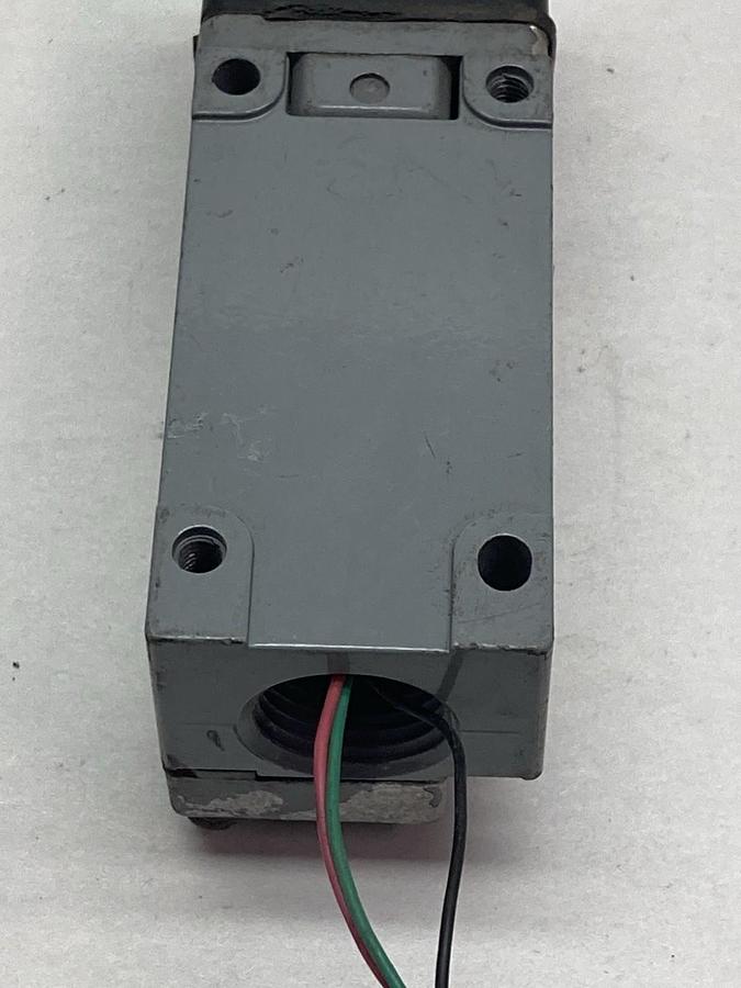 Used Cutler-Hammer,E51SAL,Photoelectric Sensor Switch Ser D1 20-264V 50/60Hz 500mA