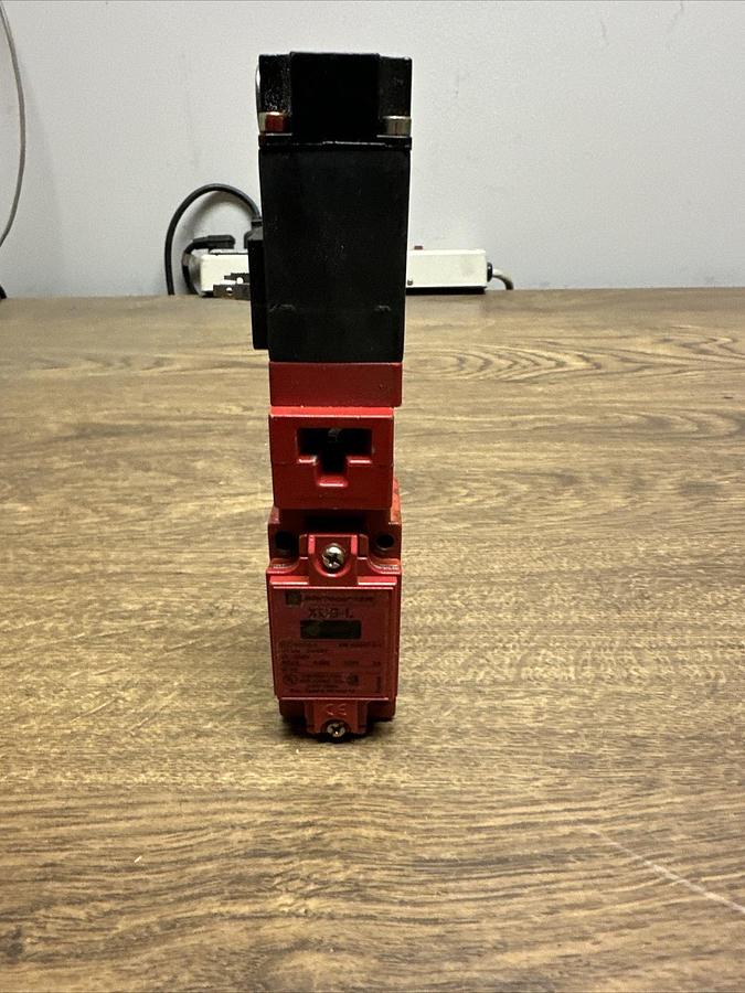 Used Telemechanique,XCS-L,Locking Switch