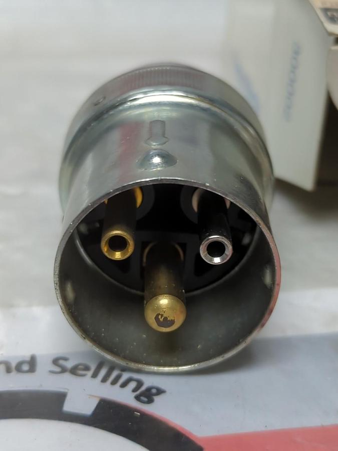 THOMAS BETTS,8013,EVER-LOK PLUG 10A 600VAC 20A 250VAC NOS