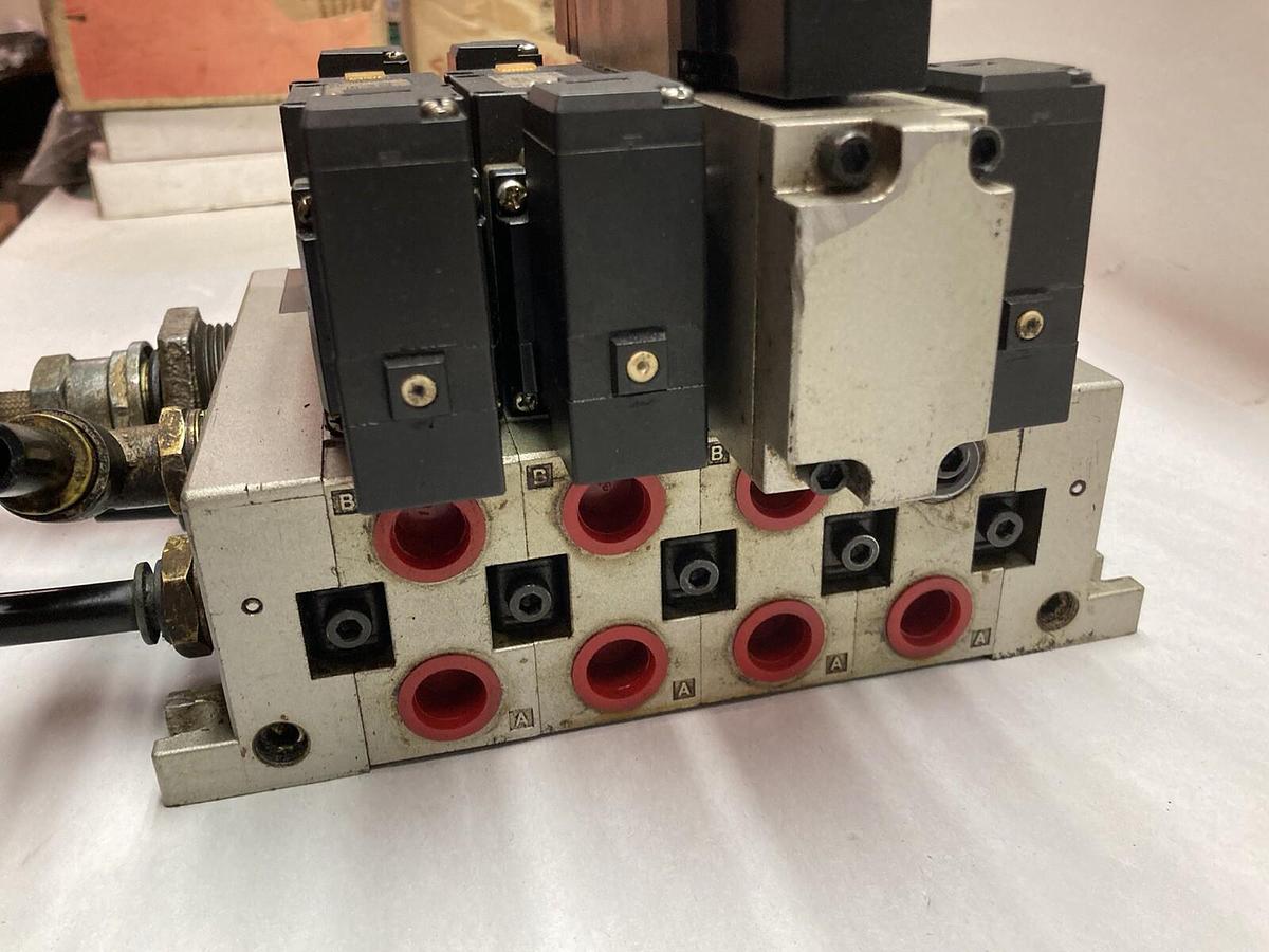 Used SMC,NVFS3200-5FZ,4-Slot Manifold