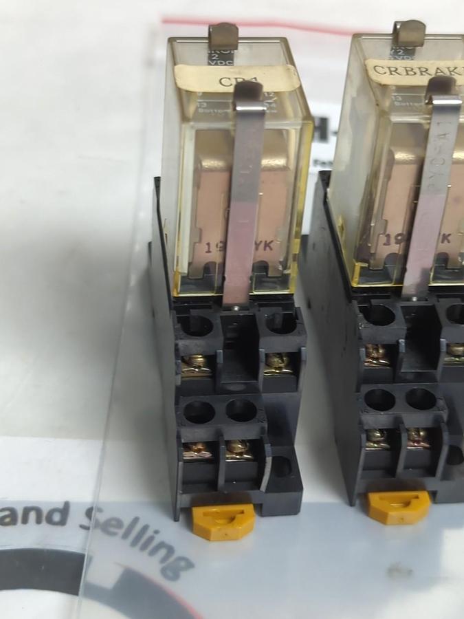 Used OMRON,MY2,RELAY W/ 28Y0W2 BASE LOT OF 4 PRE-OWNED