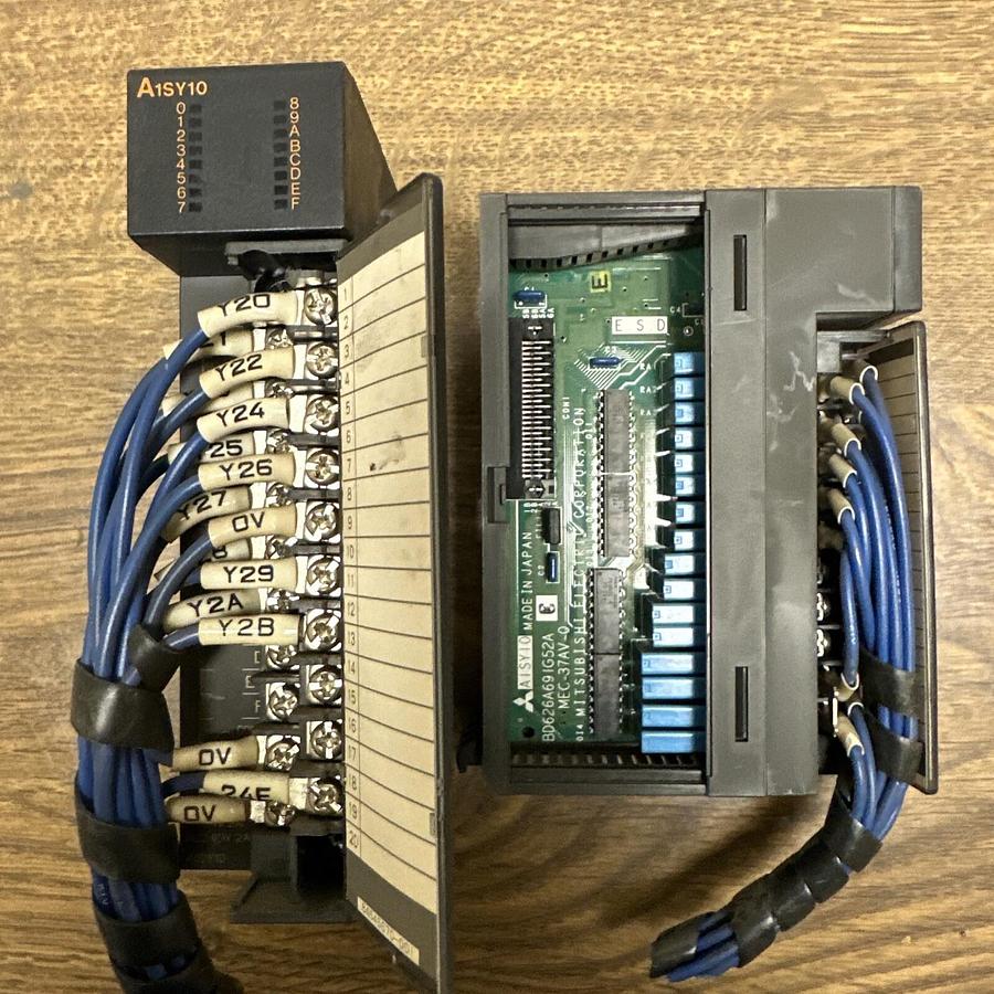 Used Mitsubishi,A1SY10,Output Unit DC24V 2A LOT OF 2