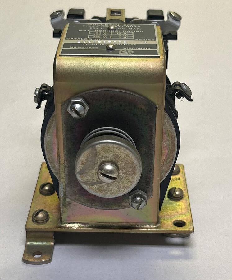 ALLEN BRADLEY,200-E030Z2,DC RELAY NOS