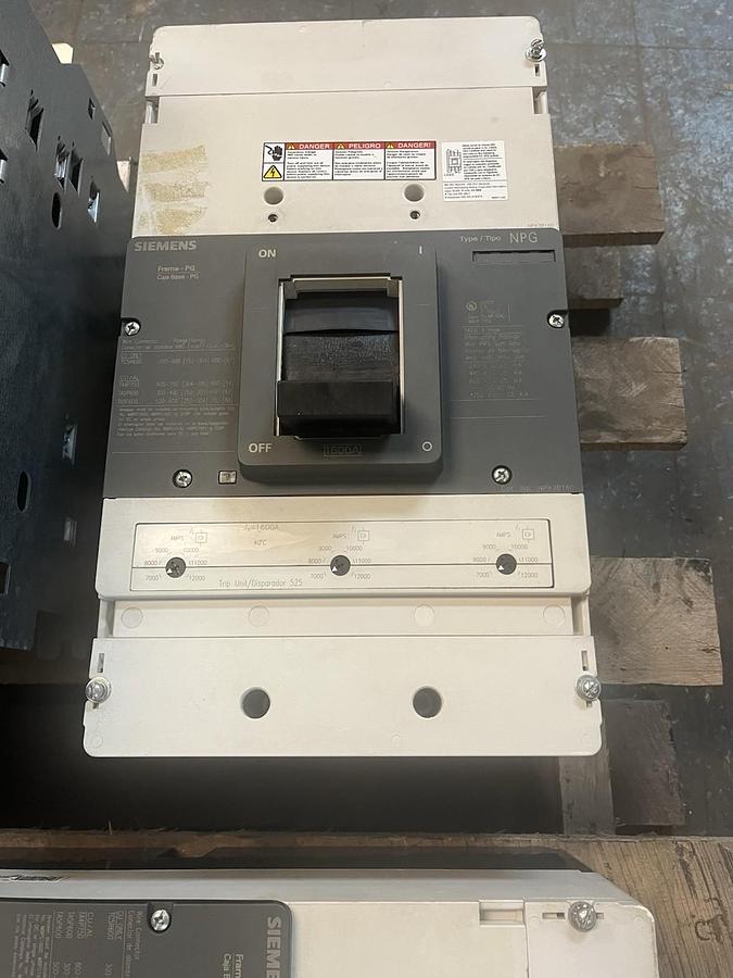 Used SIEMENS,NPX3B160,CIRCUIT BREAKER 1600 AMP 600V TYPE NPG