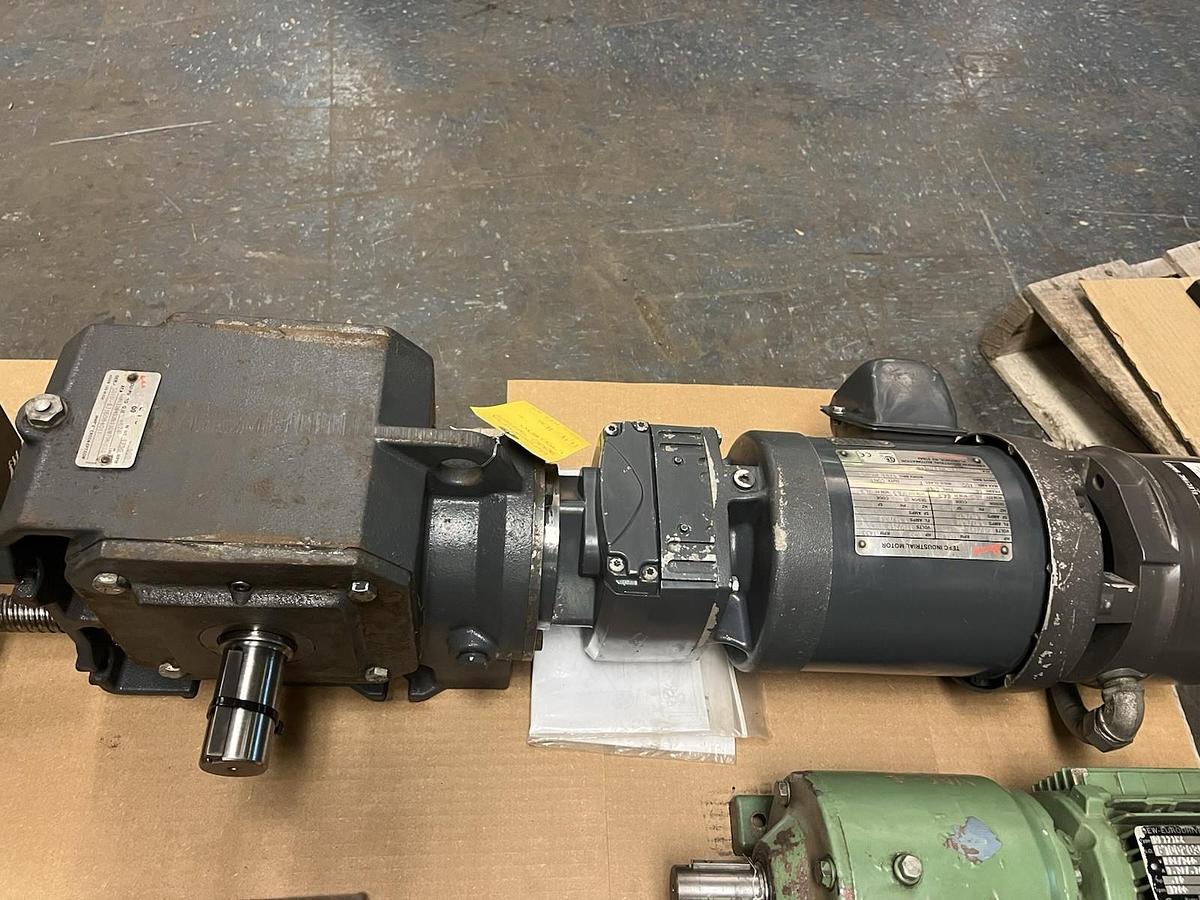 Used BROWNING,HWN3264S2B33DMT56,GEAR REDUCER 3000 SER RATIO 500 1/3HP 1746RPM 3PH