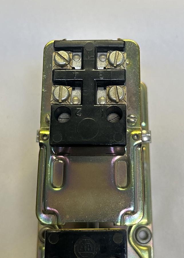 Used ALLEN BRADLEY,849-Z0D321,PNEUMATIC TIMING RELAY