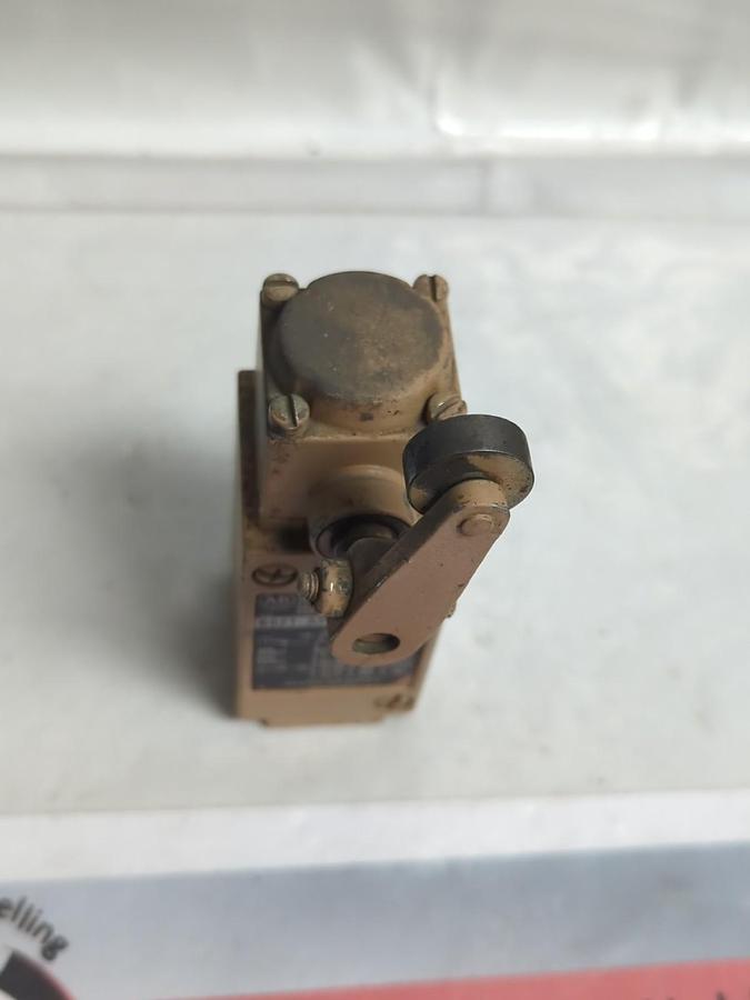 Used ALLEN BRADLEY,802T-AP,SERIES F OILTIGHT LIMIT SWITCH PRE-OWNED
