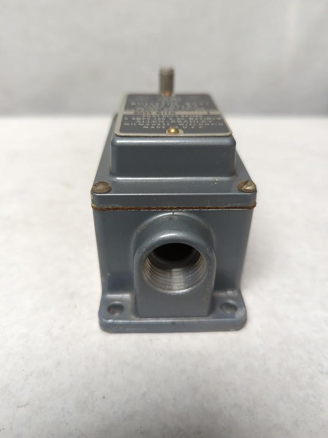 ALLEN-BRADLEY,802T-R1TD,TIME DELAY OILTIGHT LIMIT SWITCH 3 AMP MISSING BOX NOS