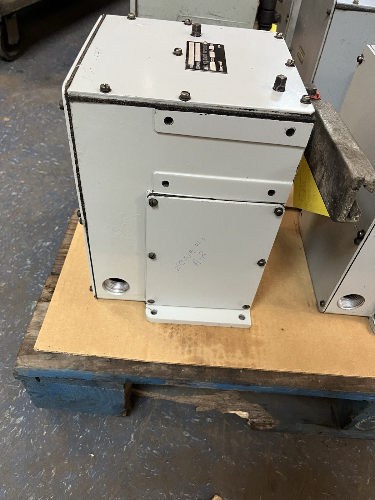 Used HONEYWELL,0102640-1-200-00000000-00,TEMPERATURE CONTROLLER