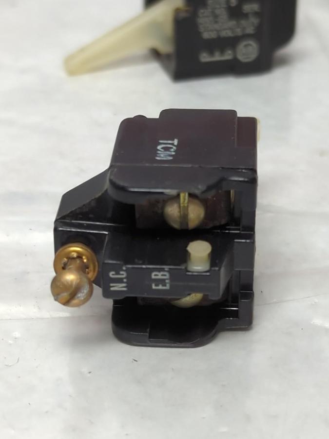 Used ALLEN BRADLEY,1495-G5,SERIES L AUXILIARY CONTACT LOT OF 2 PRE-OWNED
