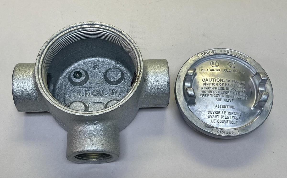 CROUSE HINDS,GUAT36,CONDUIT OUTLET BOX W/ COVER NOS