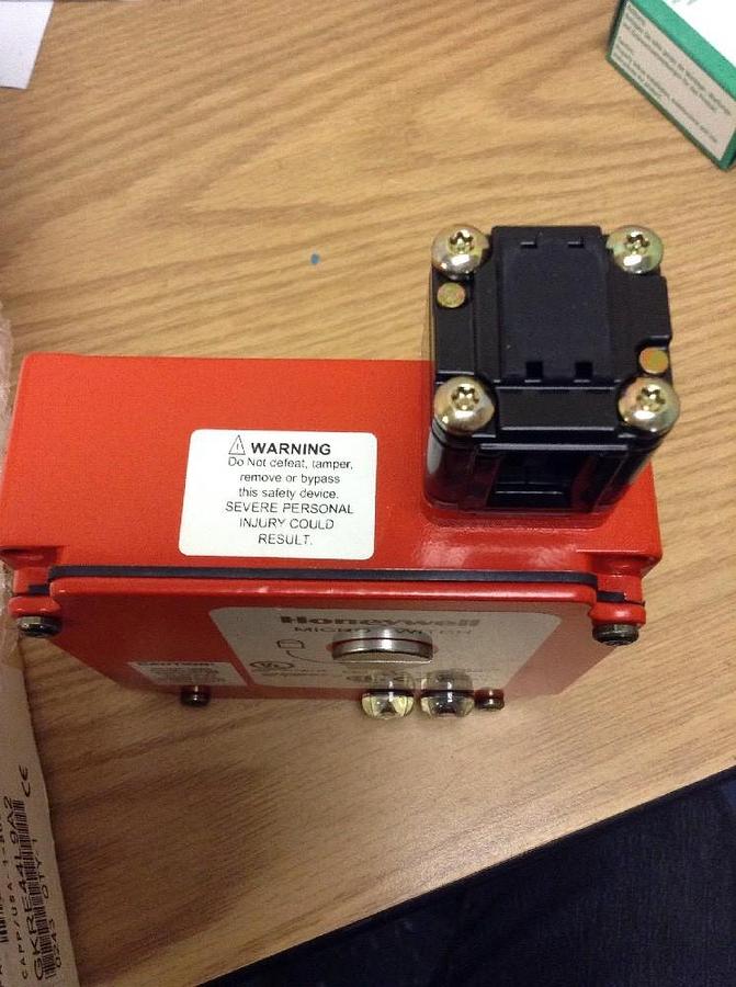 Honeywell,GKRE44L9A2,Micro Switch  NOS