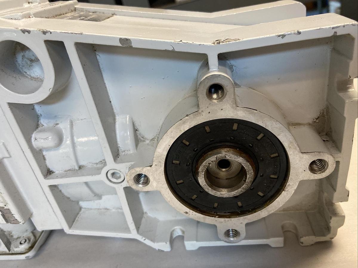 Lenze,GKR04-2MHAR-063-C42,Gearmotor 0.60Hp 230/480VAC