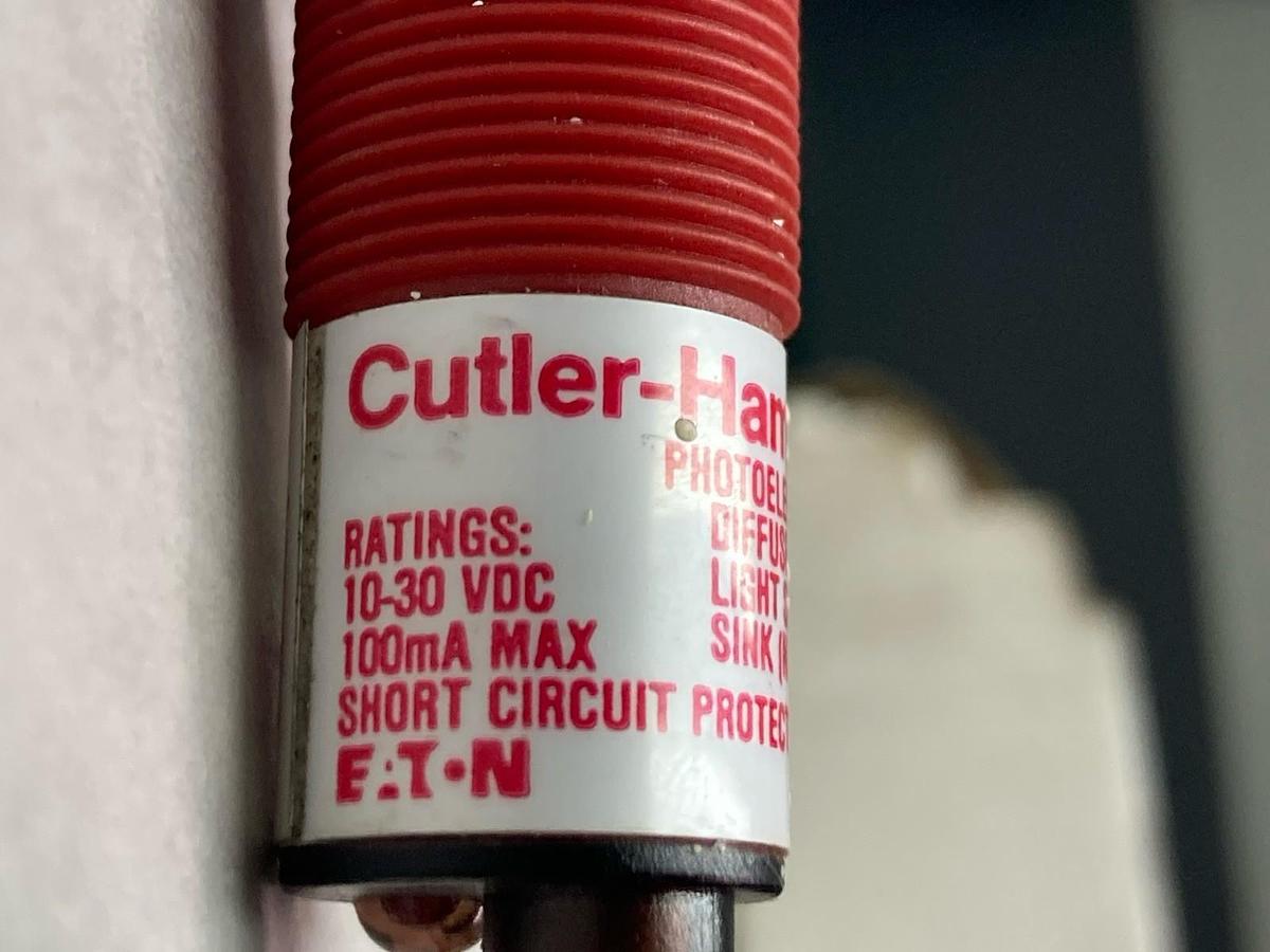 Cutler-Hammer,E58CAL18T110D2,Photoelectric Sensor 10-30VDC 100mA