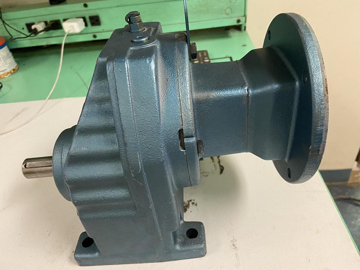 Sew Eurodrive,RX67AM143,Helical Gear Reducer Ratio 5.18 177lb in