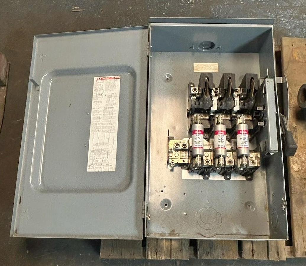 Used SQUARE D,D324NRB,FUSIBLE SAFETY DISCONNECT SWITCH 200A 240V