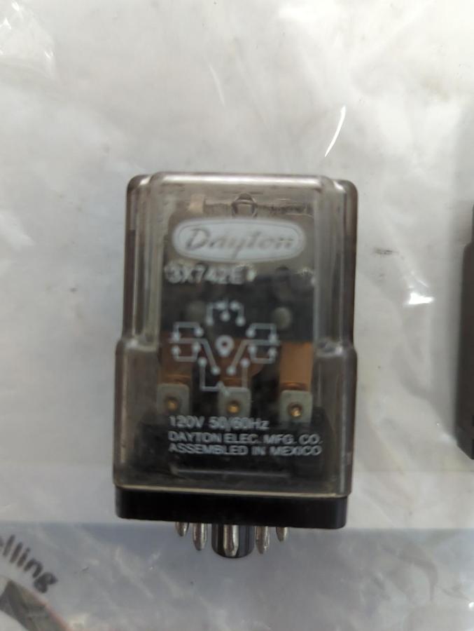 Used DAYTON,3X742E,PLUG IN RELAY 11-PIN 6AMP LOT OF 2 PRE-OWNED