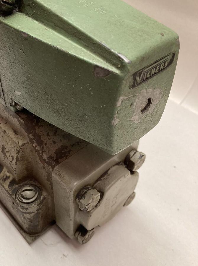 Used Vickers,DG5S4-066C-50 H1,Two Stage Hydraulic Directional Valve w/Valve Block