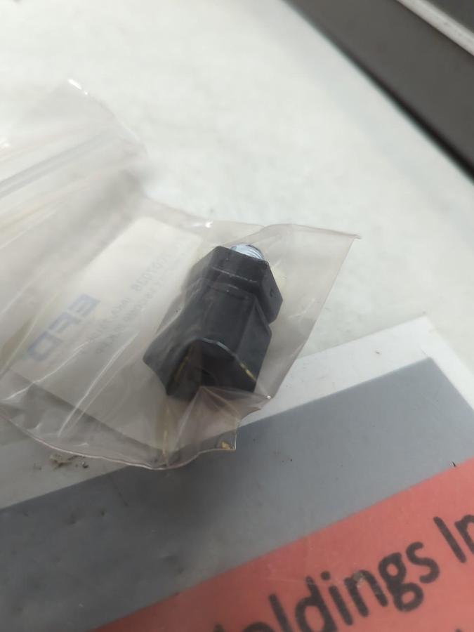 NORDSON EFD,7007038/7021271,TUBE FITTING 1/8PTMX3/8 COMP.BLK.PP & DISP VALVE KIT