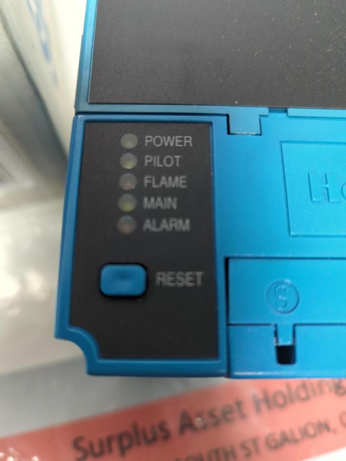 HONEYWELL,RM7890 A 1056,AUTOMATIC PRIMARY CONTROL 120V 50/60HZ W/DUST COVER NOS