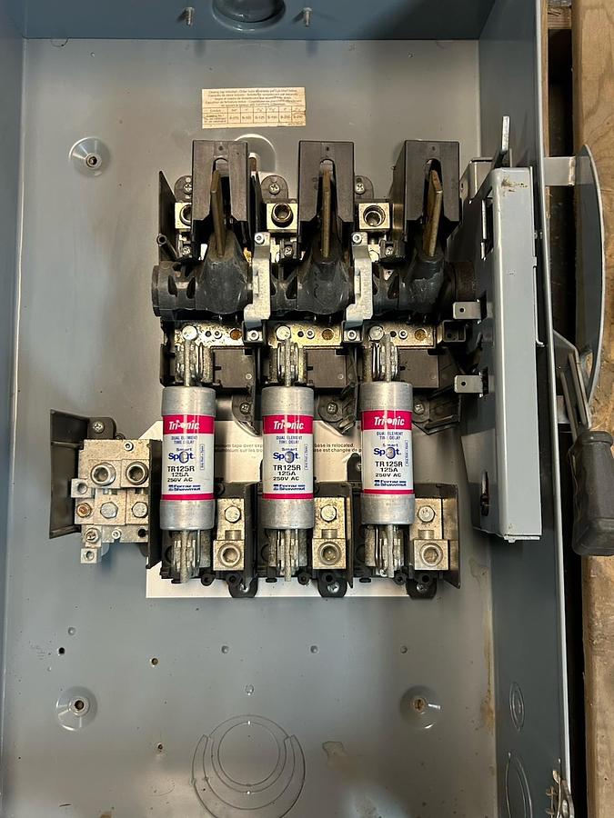 Used SQUARE D,D324NRB,FUSIBLE SAFETY DISCONNECT SWITCH 200A 240V