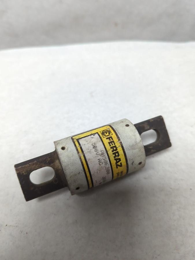 Used FERRAZ SHAWMUT,A050F300,SEMI-CONDUCTOR 300 AMP FUSE PRE-OWNED