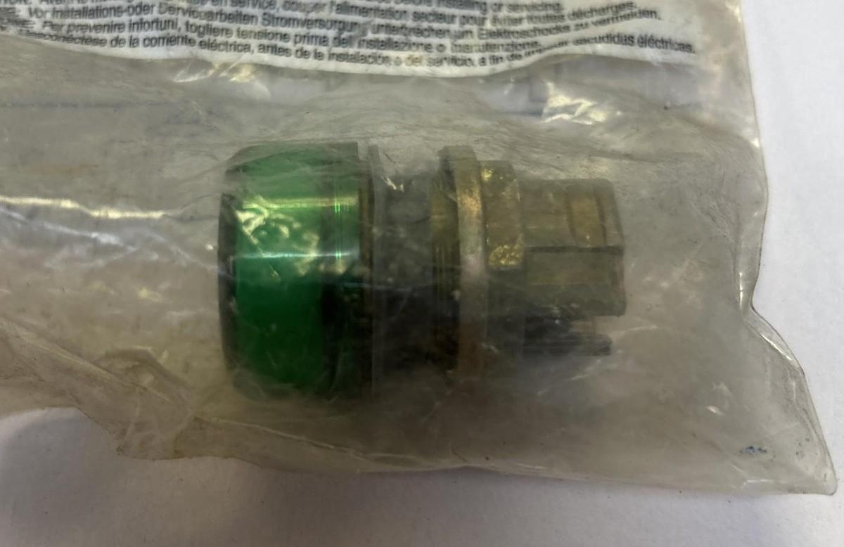 Used ALLEN BRADLEY,800EM-P3,GREEN PILOT LIGHT NOS