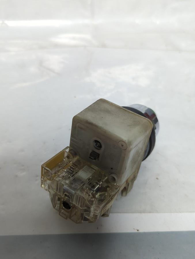 Used SQUARE D,9001 KM1,SERIES H PUSHBUTTON GREEN 110-120V 50/60HZ PRE-OWNED